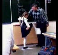 Bị thày mắng, học trò nữ 'tung cước' với thày