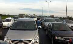 Hạn chế đăng ký xe cá nhân là ‘trái luật’