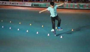 Ảo diệu với đôi chân của cậu bé chơi trò trượt patin