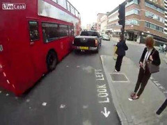 Vượt ẩu, xe đạp bị kẹp giữa 2 ôtô