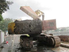 TP.HCM: Đang thi công, xe cẩu bốc cháy dữ dội