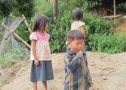 17 người chết ở Yên Bái: Quặn đau mắt trẻ chờ cha