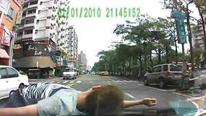 Giả tai nạn, vòi tiền nhầm... cảnh sát