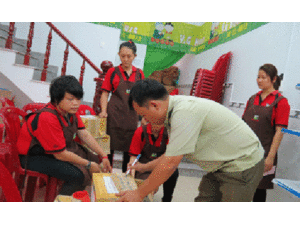 Chen chúc đi mua hàng khuyến mại lạ