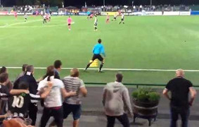 Fan dùng chiêu độc 'trêu' trọng tài biên