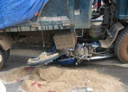 Xe tải mất lái, kéo lê người đi xe máy dưới gầm