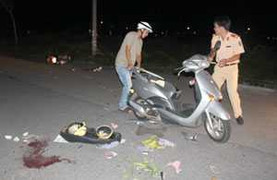 Xe máy đối đầu, 3 người thương vong