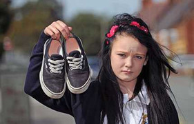 Đi học mang sai giày, nữ sinh 13 tuổi bị cách ly