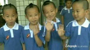 Cắt tóc đánh số trên đầu 4 đứa con để phân biệt