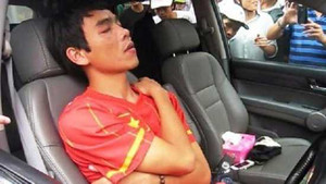 Tránh bị đánh hội đồng, Huy Hoàng giả vờ 'phê'?