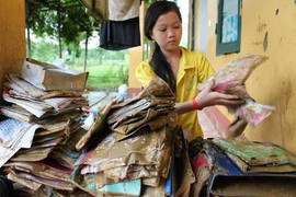 Sách vở hư hại do lũ càn quét, học sinh bật khóc