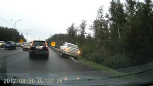 Ô tô đi tắt, trèo lên lan can để đi