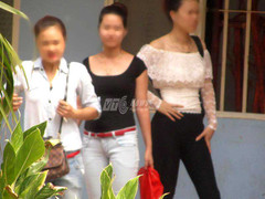 Nữ sinh biến giảng đường thành sàn diễn thời trang