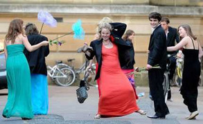 Kinh hoàng chiêu trò chào đón tân sinh viên