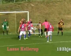 Thủ môn tạo siêu phẩm xe đạp chổng ngược, cứu đội nhà