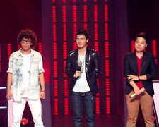 The Voice: Trần Nghĩa phá cách hạ gục Nguyên Long