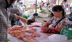 Đầy chợ Hà Nội thịt gà 30.000 đồng/kg