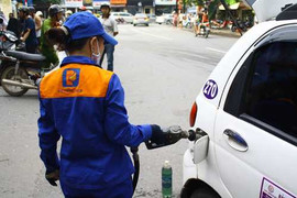 Doanh nghiệp xăng dầu có lỗ đến độ phải xin tăng giá?