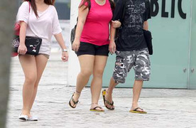 Nữ sinh 'mát mẻ' gợi cảm đến trường, nam sinh nói gì?