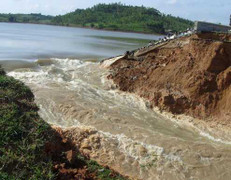 Vỡ đập, nước cuồn cuộn ập xuống khu dân cư