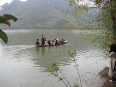 Hà Nội: Ra hồ chơi, 8 nữ sinh chết đuối