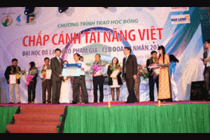 Trao học bổng cho 165 sinh viên Đại học Đà Lạt