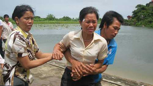 Bàng hoàng giây phút vớt 8 nữ sinh chết đuối