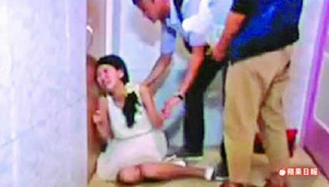 Clip đạo diễn chụp túi vào đầu, đánh diễn viên