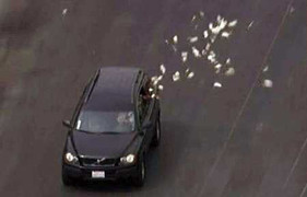 Thế giới 24h: Cướp nhà băng, rải tiền chặn cảnh sát