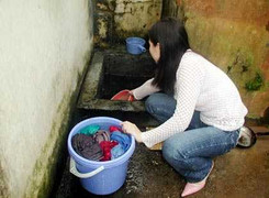 Sinh viên mắt ngứa, da vàng khi phải dùng nước bẩn, đắt