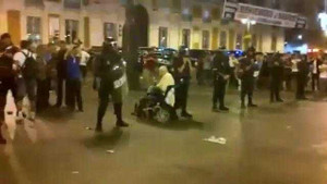 Ông lão ngồi xe lăn trêu tức cảnh sát