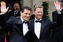 'Hãy nói cho cả thế giới biết giới tính thật của bạn'