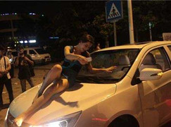 Gái xinh váy ngắn nhảy lên capo xe cảnh sát thách thức