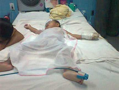 Mẹ bảo con tự uống thuốc, bé uống nhầm dầu tràm