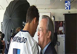 Trở lại Madrid, Ronaldo lạnh nhạt với chủ tịch Real