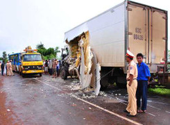 Đắk Nông: Xe buýt đâm xe tải, 21 người thương vong