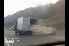 Chở hàng quá khổ, xe tải bốc đầu