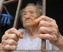 Ngược đãi mẹ già, một cán bộ mất chức