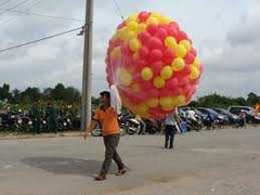 Cầm bóng bay, bị gió thổi bay qua thành cầu