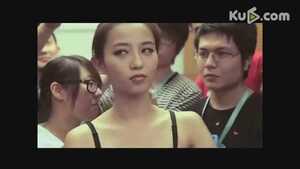 Cô gái trút bỏ xiêm y để được đi thang máy