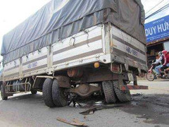 Gãy trục bánh sau, xe tải 'đại náo' quốc lộ