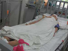 Mâu thuẫn, nam sinh khiến người yêu vào bệnh viện