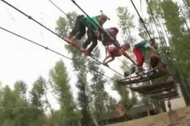 Kinh hoàng clip trẻ em bò trên dây qua sông mùa lũ