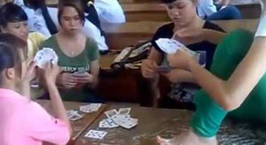 Nữ sinh Thanh Hóa ngồi lên bàn học đánh bài, chửi tục