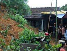 Một phụ nữ chết bất thường ở góc nhà