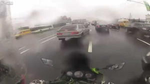 Cho chừa cái tội lái môtô 'bon chen' với xe hơi