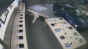 Dùng BMW X5 để cướp iPhone và iPad