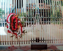 Nhà nữ giám đốc bị đặt vòng hoa, tiểu sành chứa đầu chó