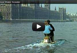 Kì khôi Vespa cổ chạy dưới sông