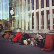 Người xếp hàng mua iPhone 5... thích lên báo?